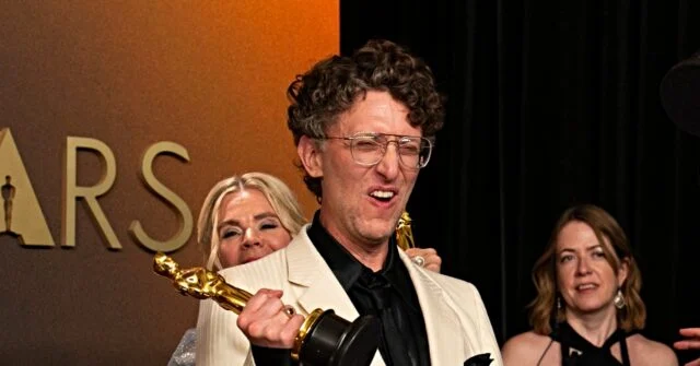 David Borenstein Uses Oscar Platform to Deliver Scathing Political Critique, Drawing Parallels Between Russia and US Governance