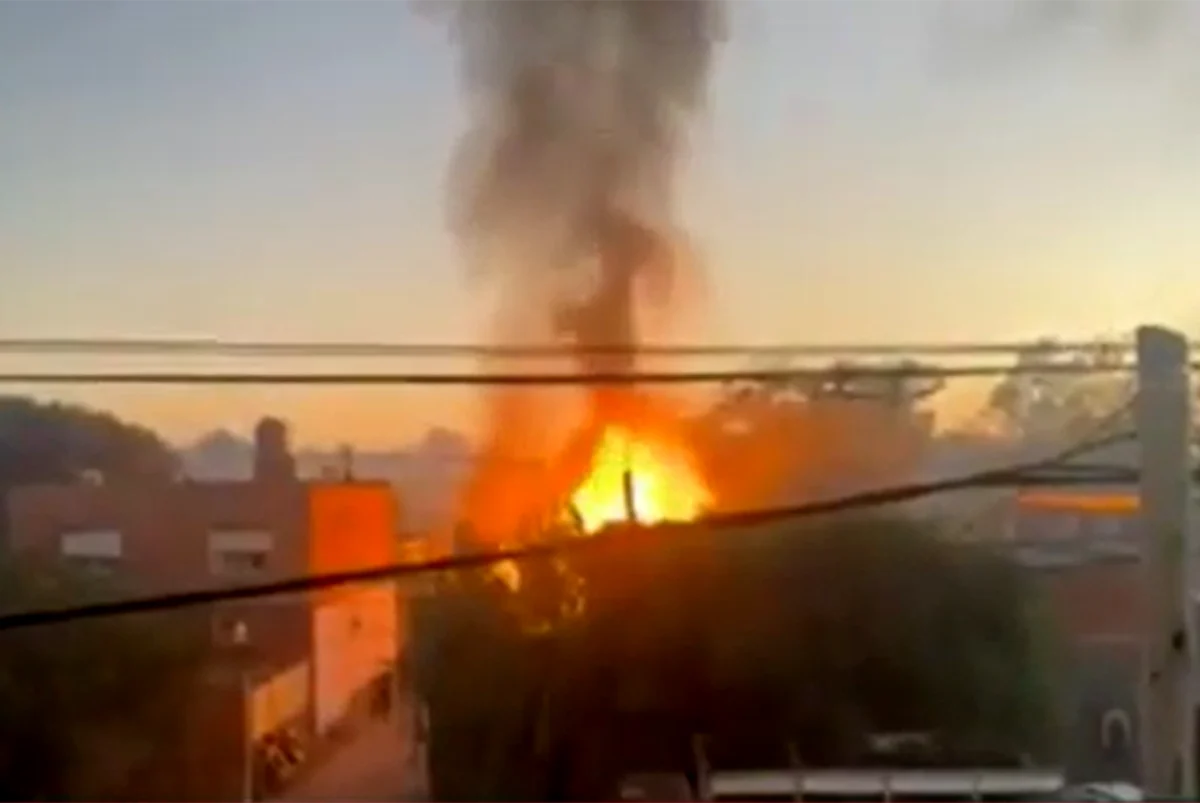 Massive Fire Erupts at Gas Cylinder Storage Facility in Mariano Acosta, Merlo, Prompting Evacuations and Causing Widespread Concern