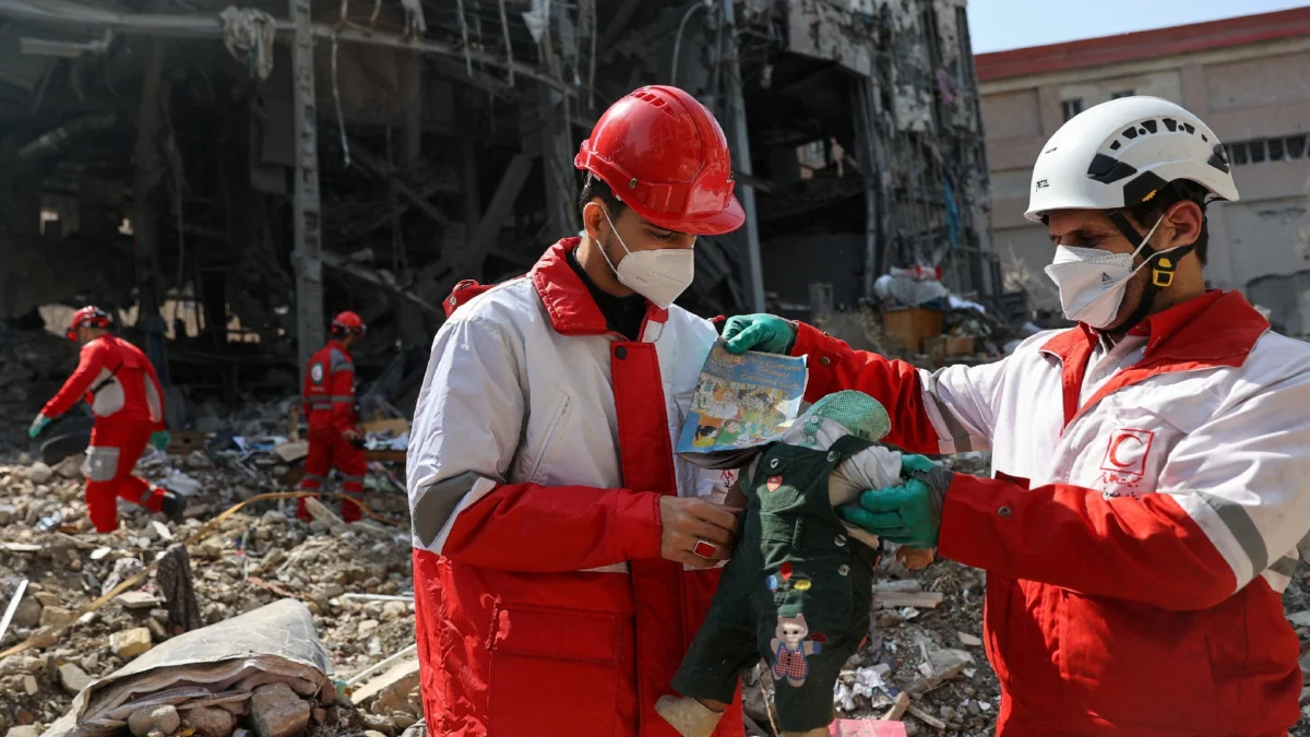 Missile Strikes from Iran Cause Extensive Damage and Casualties in Central Israel Amid Escalating Conflict