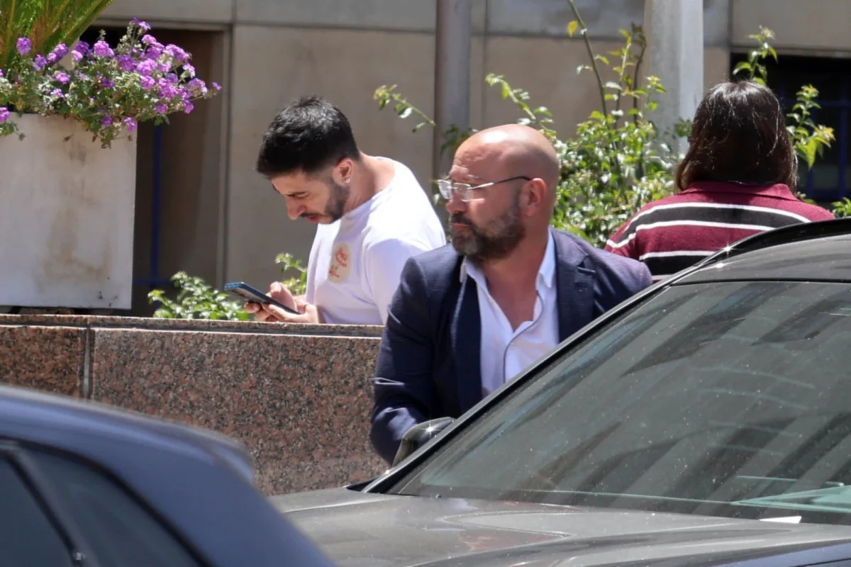 The presidential biographer attacked Manuel Adorni and demanded his resignation: "A scoundrel clinging to power"