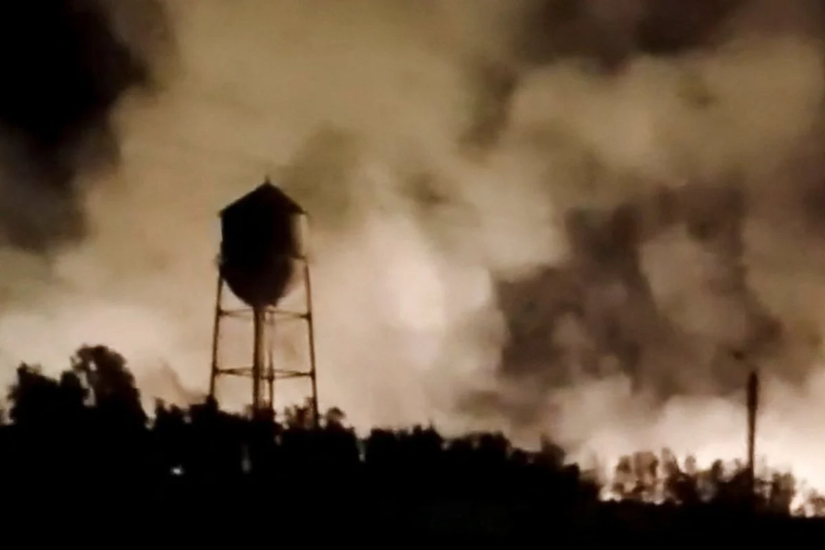 Escalating Tensions as US Continues Strikes on Iran for Eleventh Night Amidst Nuclear Retaliation Threats
