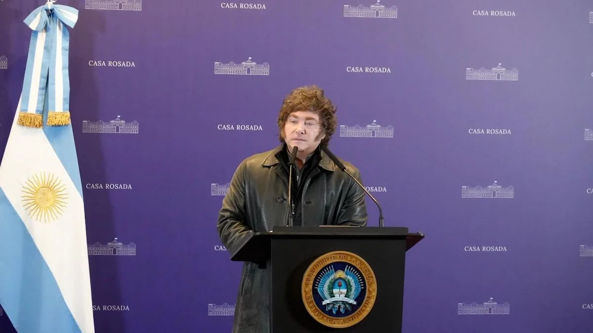 La mujer que denunció al intendente Espinoza pidió que no lo dejen salir del país sin permiso.
