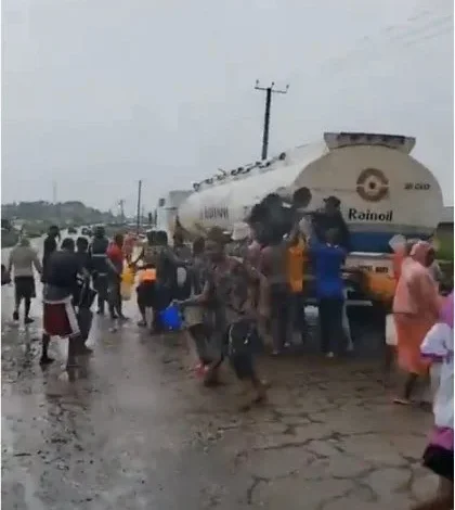 Residents scramble to scoop fuel from leaking tanker in Delta State despite explosion risk