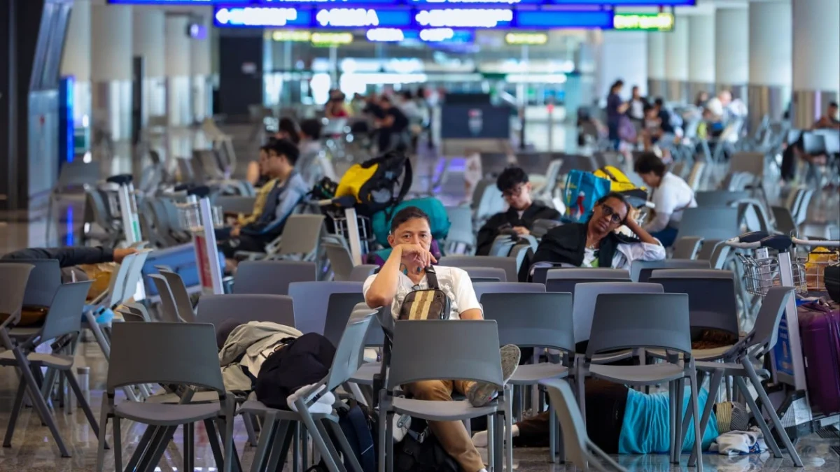 Typhoon Noul Batters Hong Kong, Stranding Thousands at Airport and Disrupting Travel Amidst Soaring Hotel Prices