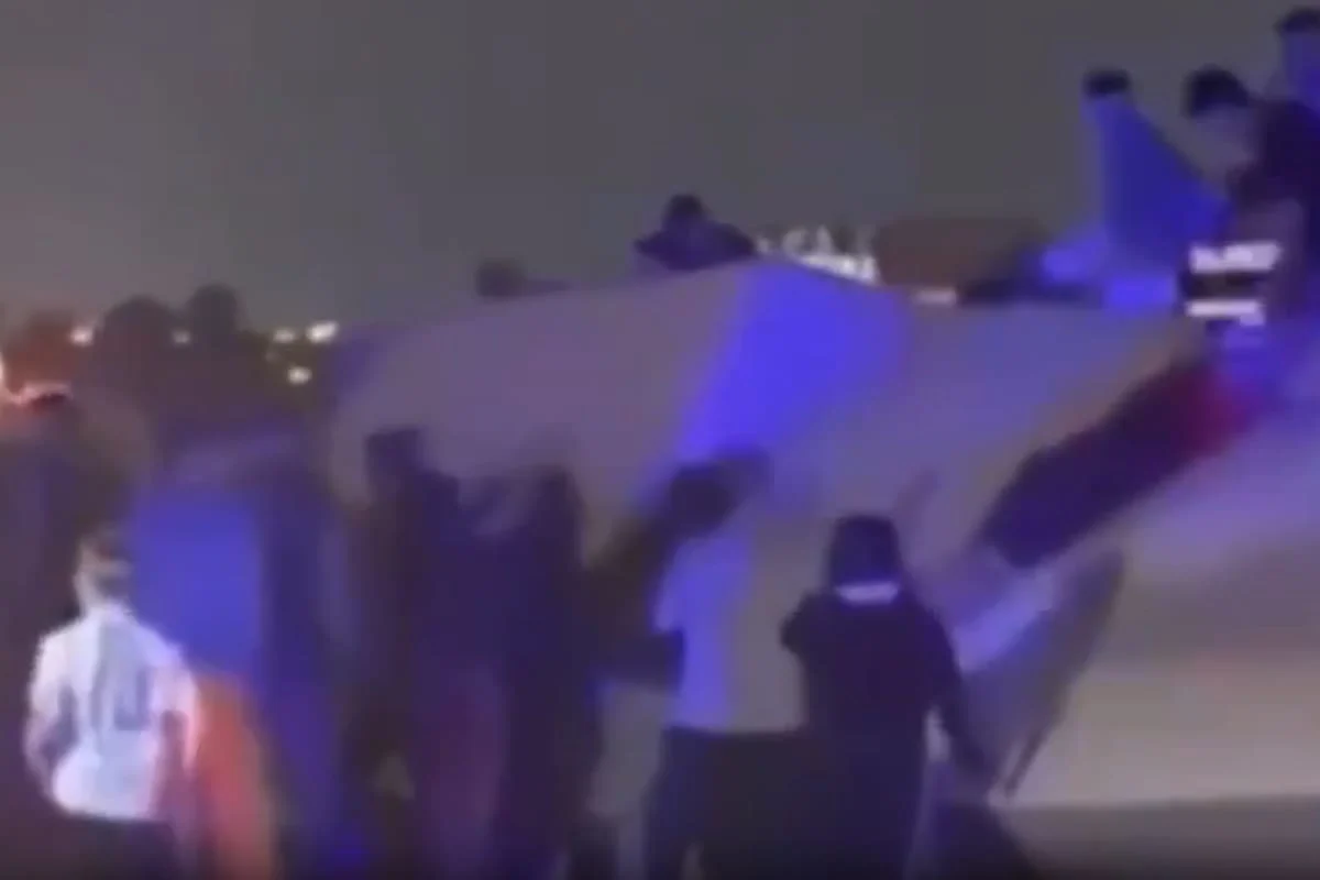 A Truck Carrying Dairy Products Overturned on the Córdoba-Rosario Highway, Leading to Looting by Onlookers